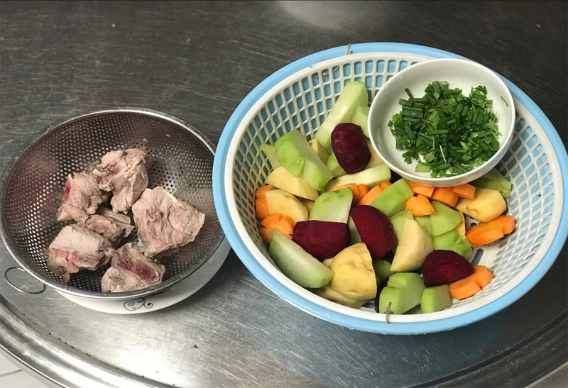 Cách nấu canh xương hầm rau củ