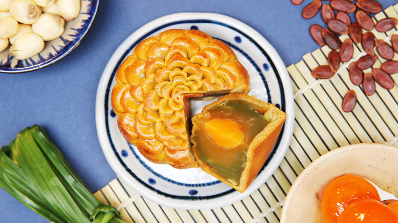 Bánh trung thu Malaysia Hana lá dứa - hạt sen 1 trứng