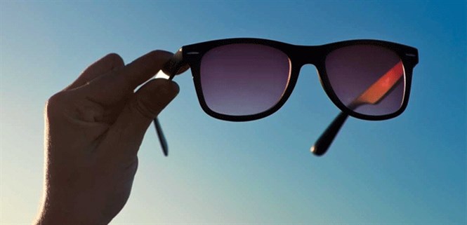 Vì sao nên đeo kính râm, đặc biệt là vào mùa hè?