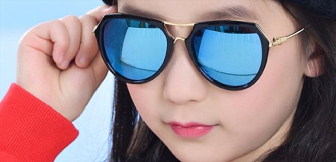 Cách chọn màu tròng kính mát phù hợp với mắt của trẻ em