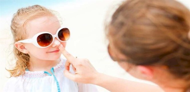 Mắt kính giá rẻ có tốt cho mắt trẻ em không? Hay nên chọn hàng hiệu?