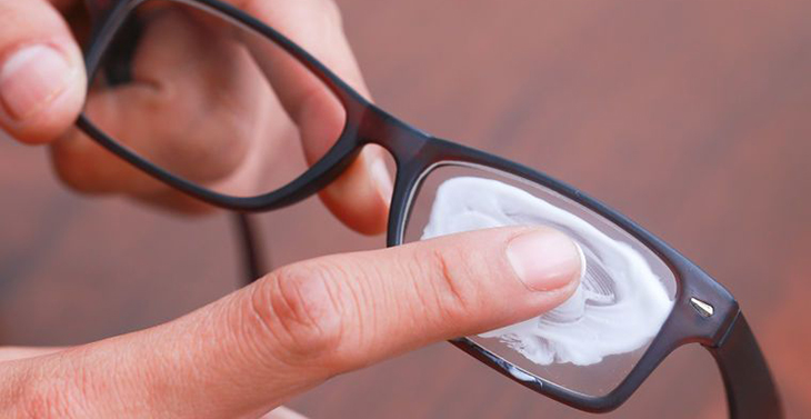 Cách để tẩy keo 502 dính trên mắt kính dính trên gọng kính, tròng kính > Cách tẩy keo 502 trên tròng mắt kính