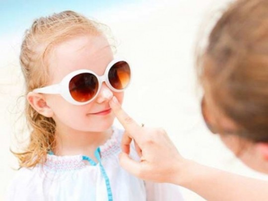 Nên đeo kính râm cho trẻ để chống tia UV và bảo vệ mắt