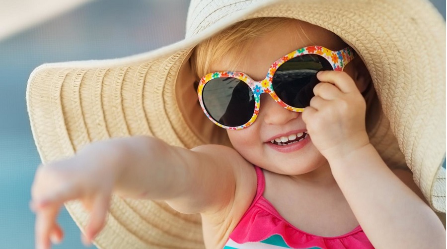 Khi nào nên bắt đầu cho trẻ em đeo kính mát chống UV?