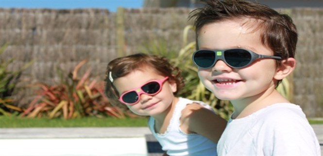 Khi nào nên bắt đầu cho trẻ em đeo kính mát chống UV?