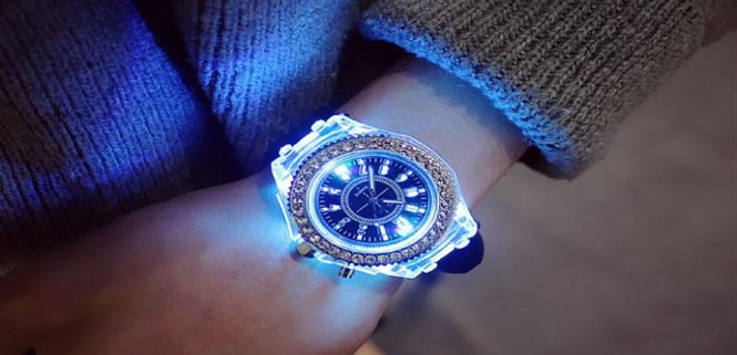 Cách sạc dạ quang trên đồng hồ đeo tay. Loại dạ quang nào mạnh nhất?