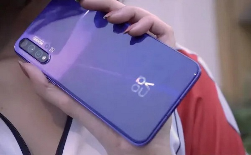 Huawei Nova 5T với 4 camera mặt sau lộ ảnh thực tế trên tay người dùng
