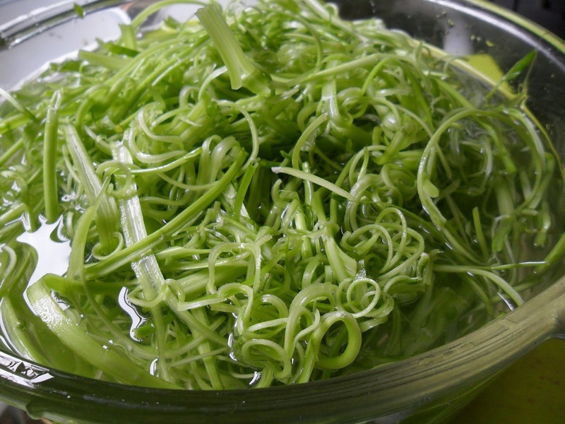 Giang leaf chicken hotpot served with these vegetables is delicious