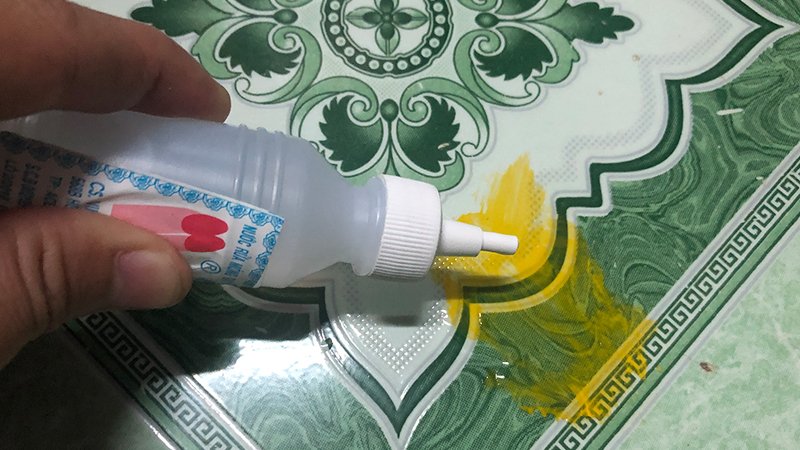 Tẩy sơn trên nền nhà bằng nước rửa móng tay Tẩy sơn trên nền nhà bằng nước rửa móng tay