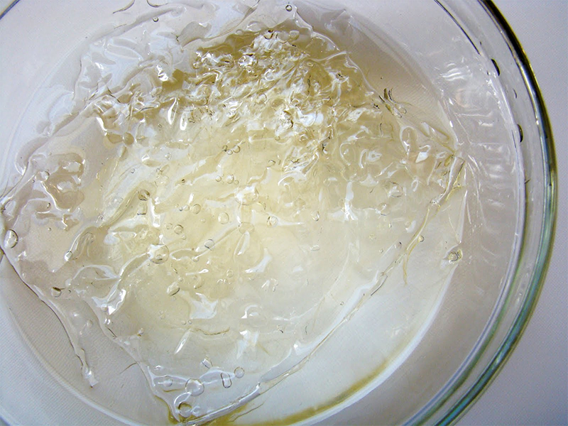 Ngâm lá gelatin trong nước lạnh