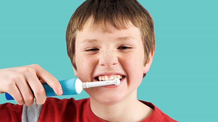 Bàn chải đánh răng điện giúp làm sạch các mảng bám do thức ăn để lại