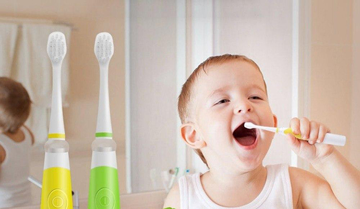 Cách chọn bàn chải đánh răng điện cho bé an toàn, dễ sử dụng