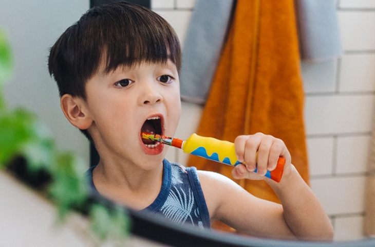Bàn chải đánh răng điện có cơ chế chuyển động được lập trình sẵn nên giúp trẻ đánh răng không đau