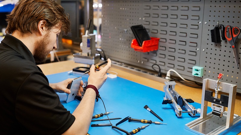 Apple cho phép các cửa hàng di động sửa chữa iPhone hết bảo hành Apple cho phép các cửa hàng di động sửa chữa iPhone hết bảo hành