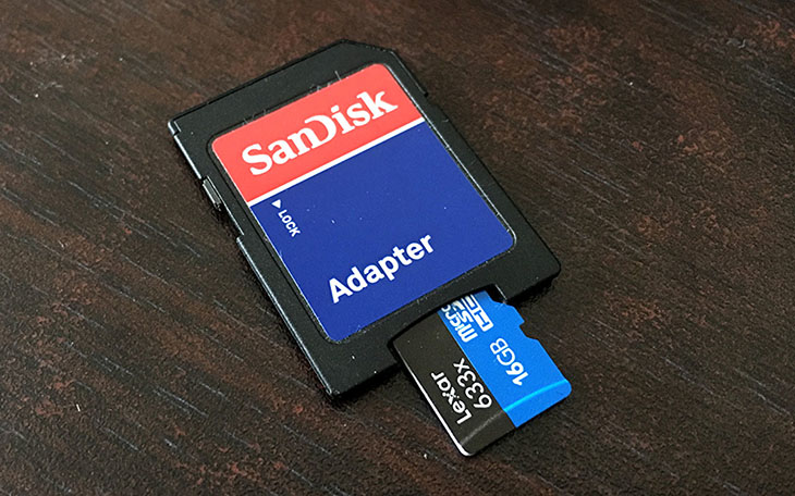Adapter chuyển đổi từ thẻ Micro SD thành thẻ SD.