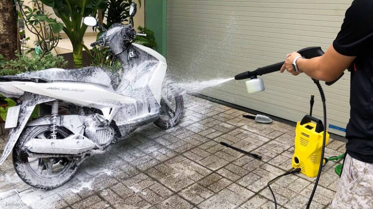 Rửa xe bằng dung dịch rửa xe tại nhà
