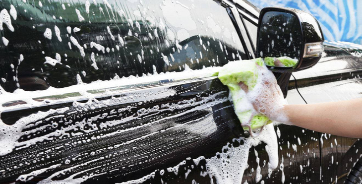 Nên rửa xe bằng dung dịch gì thì tốt nhất? > Dùng khăn mềm để lau thân xe