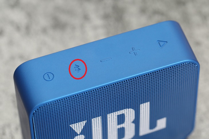Nhấn nút có ký hiệu Bluetooth trên loa để phát tín hiệu.