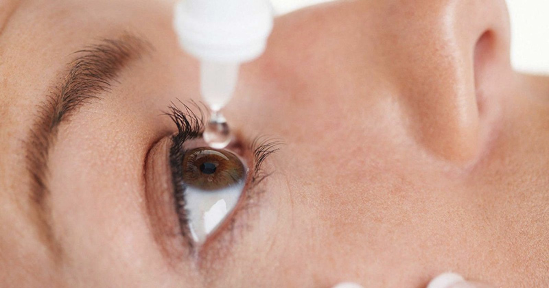 Bạn sử dụng nước muối sinh lý Natri 0.9% vào mắt 5-6 giọt để rửa sạch bụi bẩn và đẩy bụi ra ngoài.
