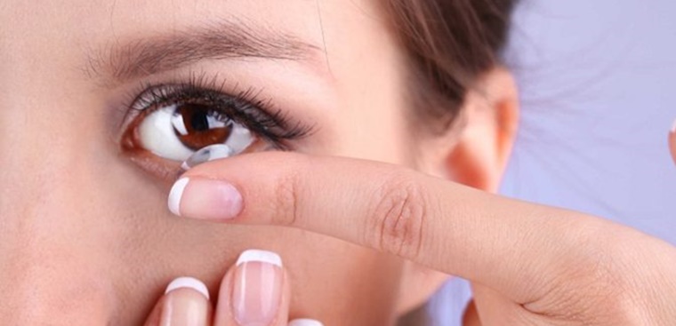 Có nên đeo kính áp tròng khi đã có các vấn đề về mắt như viêm kết mạc hay đau mắt?