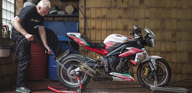 Cách rửa xe máy nhanh và sạch tại nhà ai cũng làm được