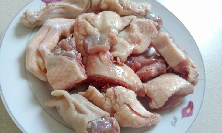 thịt ngan chặt miếng vừa ăn