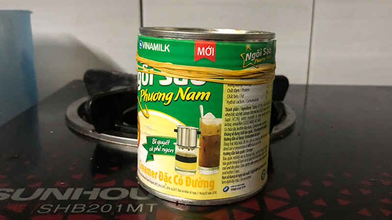 Không sợ kiến bu vào lon sữa đặc với cách dùng dây thung Không sợ kiến bu vào lon sữa đặc với cách dùng dây thung
