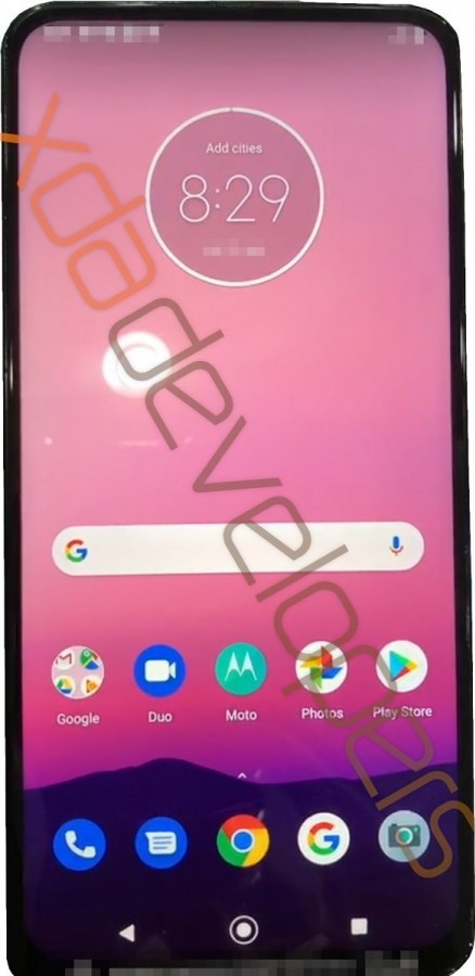 Rò rỉ hình ảnh thực tế smartphone Motorola với camera selfie thò thụt Rò rỉ hình ảnh thực tế smartphone Motorola với camera selfie thò thụt