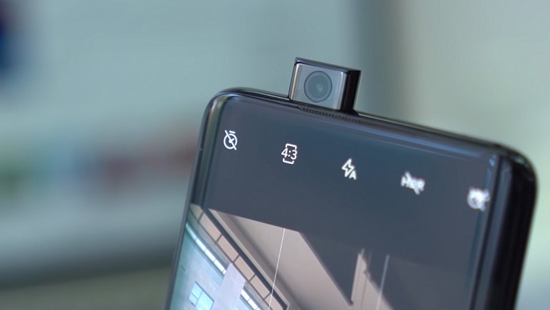 Rò rỉ hình ảnh thực tế smartphone Motorola với camera selfie thò thụt Rò rỉ hình ảnh thực tế smartphone Motorola với camera selfie thò thụt