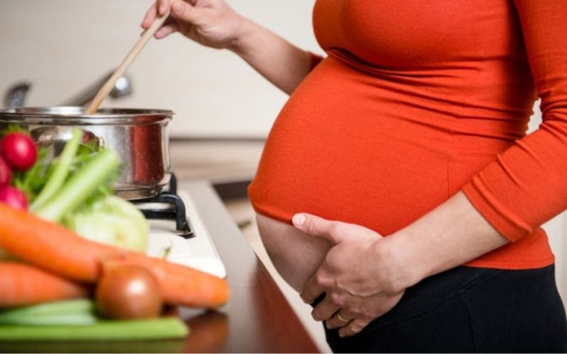 Phụ nữ mang thai ăn quá nhiều pate có thể có các triệu chứng cảm cúm, ngộ độc