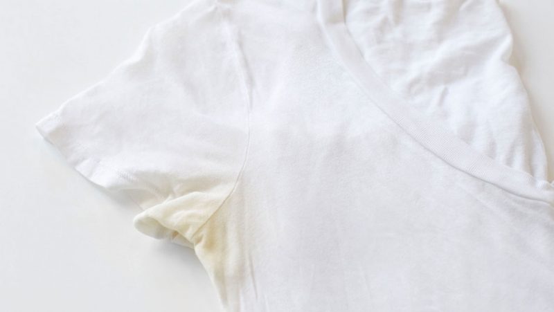 Cách tẩy sạch vết bẩn trên quần áo màu bằng giấm