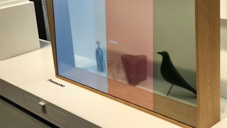 màn hình trong suốt của panasonic như 1 chiếc tủ kính