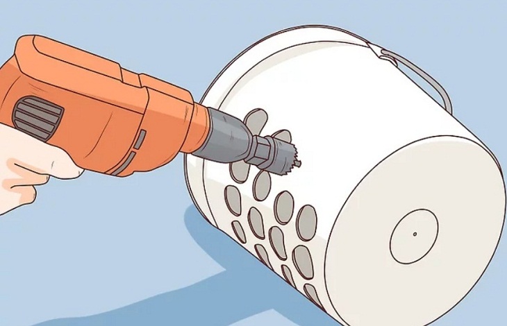 3 cách tự chế tạo máy lọc không khí cực đơn giản tại nhà > khoan các lỗ nhỏ