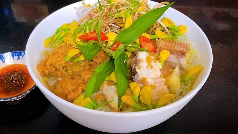Bún cá Châu Đốc ăn cùng nhiều loại rau thơm