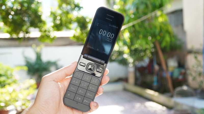 Mở bán 'huyền thoại' nắp gập Nokia 2720 Flip, giá dưới 2 triệu - ảnh 1 Mở bán 'huyền thoại' nắp gập Nokia 2720 Flip, giá dưới 2 triệu - ảnh 1