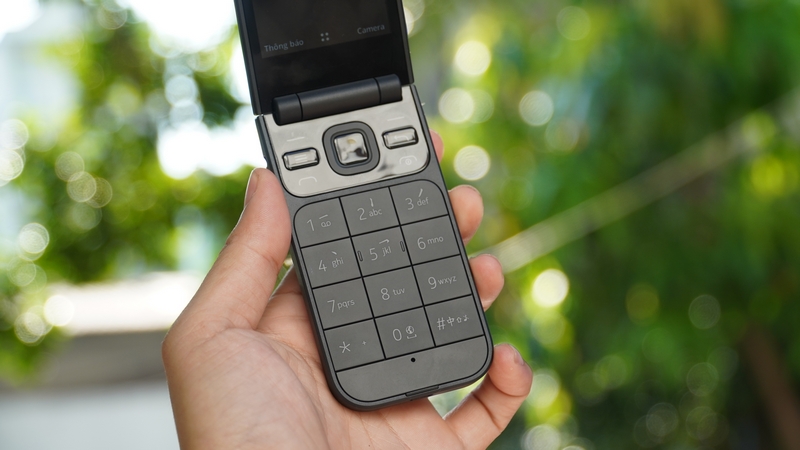 Mở bán 'huyền thoại' nắp gập Nokia 2720 Flip, giá dưới 2 triệu - ảnh 2 Mở bán 'huyền thoại' nắp gập Nokia 2720 Flip, giá dưới 2 triệu - ảnh 2