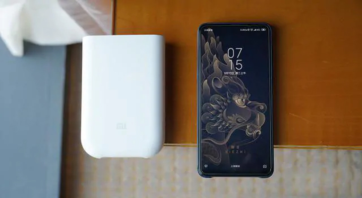 Xiaomi ra mắt máy in bỏ túi Mi Pocket Photo, chụp ảnh lấy liền, giá 977 ngàn đồng > Xiaomi Mi Pocket Photo có kích thước nhỏ gọn