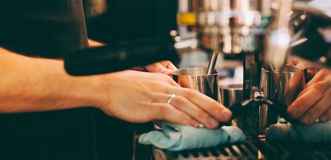 Cách vệ sinh máy pha cà phê espresso đơn giản dễ làm tại nhà