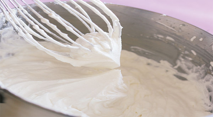 Bước 2 Đánh kem Whipped frosting Cream