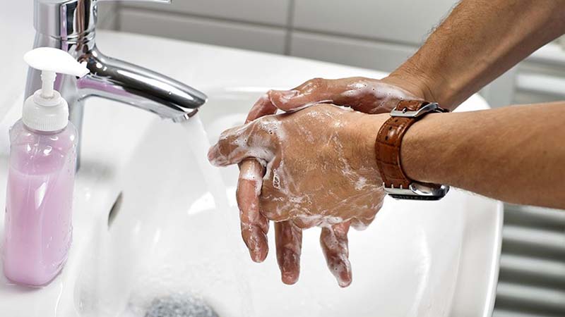 Rửa tay thật sạch trước khi ăn uống
