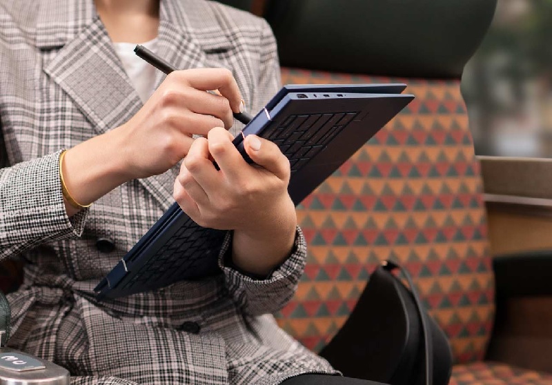 HP Elite Dragonfly có thiết kế nhỏ gọn, được hoàn thiện từ hợp kim magiê giúp máy có vẻ ngoài sang trọng và bền bỉ