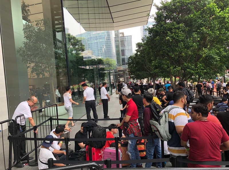 Người Việt đua nhau mang iPhone 11 về Việt Nam - ảnh 2 Người Việt đua nhau mang iPhone 11 về Việt Nam - ảnh 2