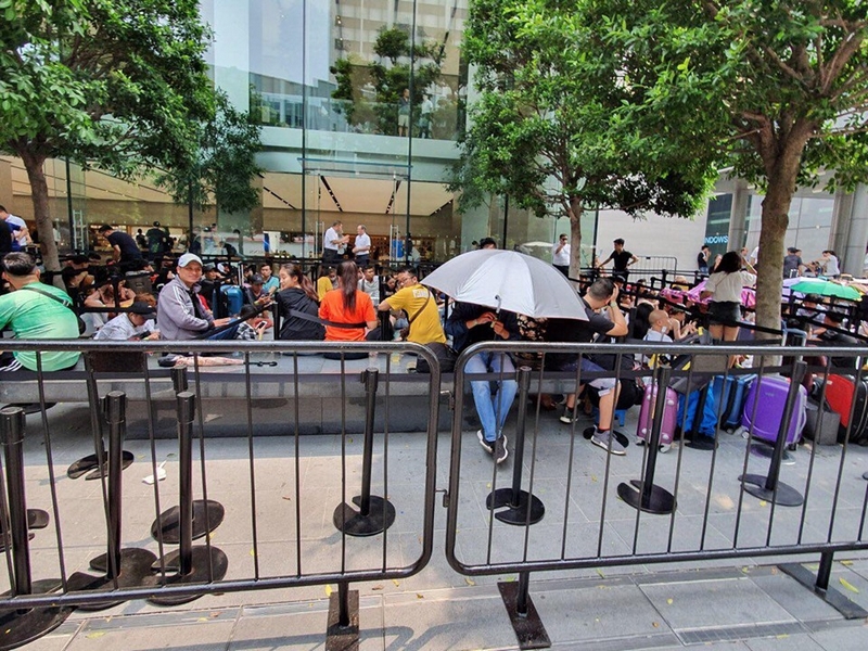 Người Việt đua nhau mang iPhone 11 về Việt Nam - ảnh 4 Người Việt đua nhau mang iPhone 11 về Việt Nam - ảnh 4