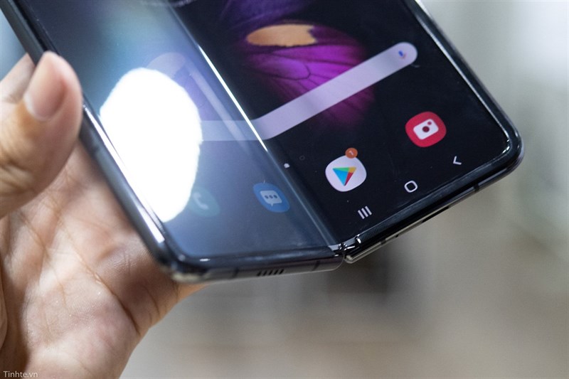 Cận cảnh smartphone màn hình gập Galaxy Fold tại Việt Nam Cận cảnh smartphone màn hình gập Galaxy Fold tại Việt Nam
