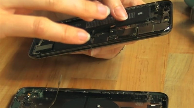 iFixit: iPhone 11 Pro đi kèm với phần cứng hỗ trợ sạc ngược không dây iFixit: iPhone 11 Pro đi kèm với phần cứng hỗ trợ sạc ngược không dây