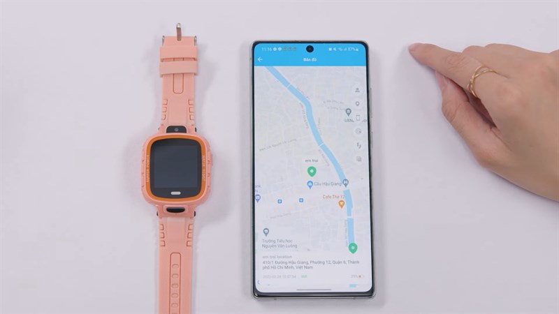 Cha mẹ có thể xác định vị trí của con một cách dễ dàng Cha mẹ có thể xác định vị trí của con một cách dễ dàng với hệ thống định vị GPS chính xác, ngoài ra còn thiết lập được vùng an toàn mặc định.