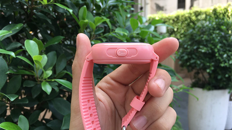 Nút SOS ở vị trí dễ dàng cho bé bấm và giữ Nút SOS ở vị trí dễ dàng cho bé bấm và giữ