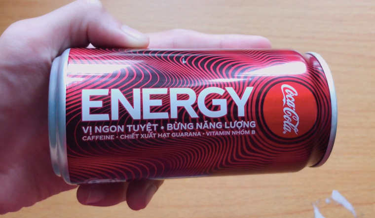 Coca Cola Energy lại có những hoạt tiết lượn sóng trông khá là đẹp