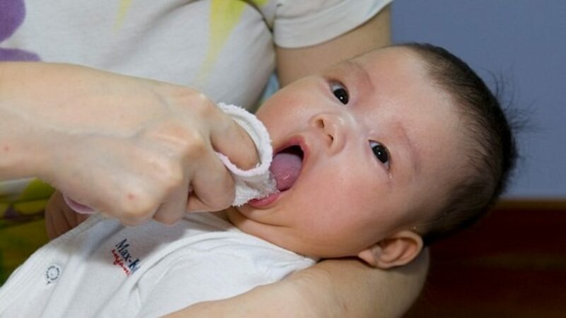 Cách rơ lưỡi cho trẻ sơ sinh bằng các nguyên liệu thiên nhiên