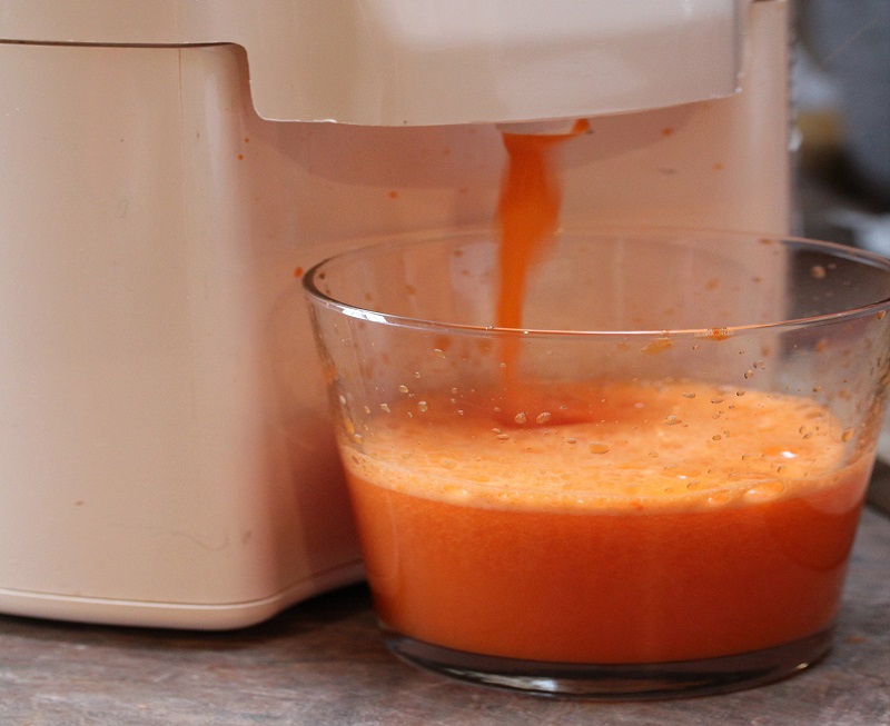 Cách làm nước ép cà rốt cà chua giúp đẹp da, sáng mắt